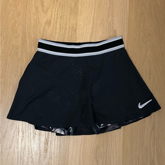 Nike Dri-FIT Twnnis Skirt in Black Mesh/ Floral Shorts - Picture 2 of 6
